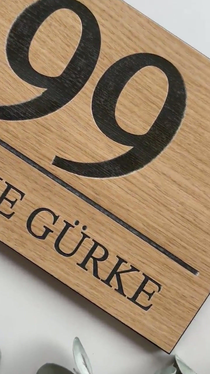 Miniaturbild: Modernes Hausnummernschild mit Name - wetterbeständig, Video