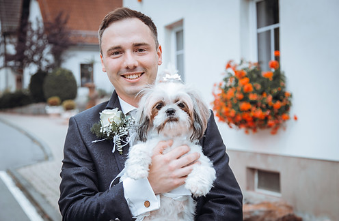 Bräutigam wartet mit Hund auf Beginn Hochzeit