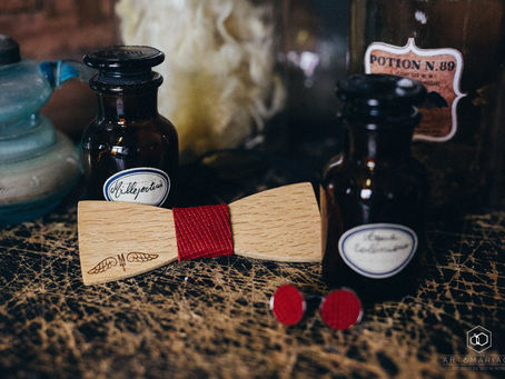 Un noeud papillon en bois pour le shooting d'inspiration mariage Harry Potter avec Art&Mariage