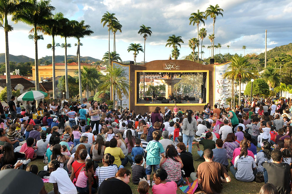 Multidão aguardando a apresentação do Festival na Praça Barão de Campo Belo