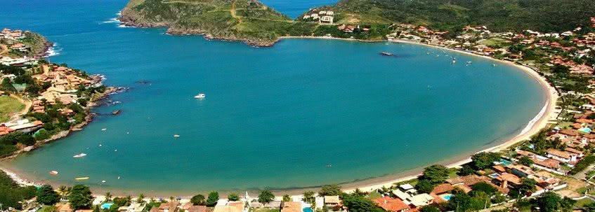 Praia da Ferradura com águas abrigadas e de um azul profundo