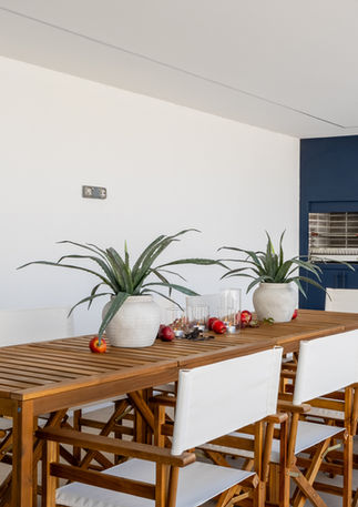Elegant outdoor dining area by the pool – luxury home staging in Estoril, Moradia Ocean Blue