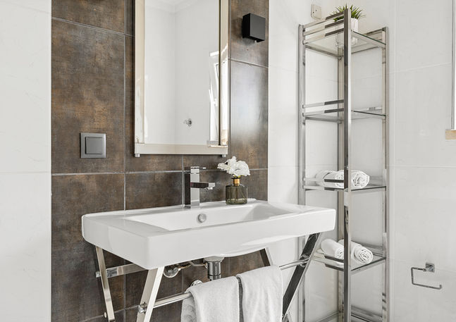 Serene and stylish bathroom in Estoril’s Alapraia, featuring coastal design elements and thoughtful home staging for a tranquil retreat."