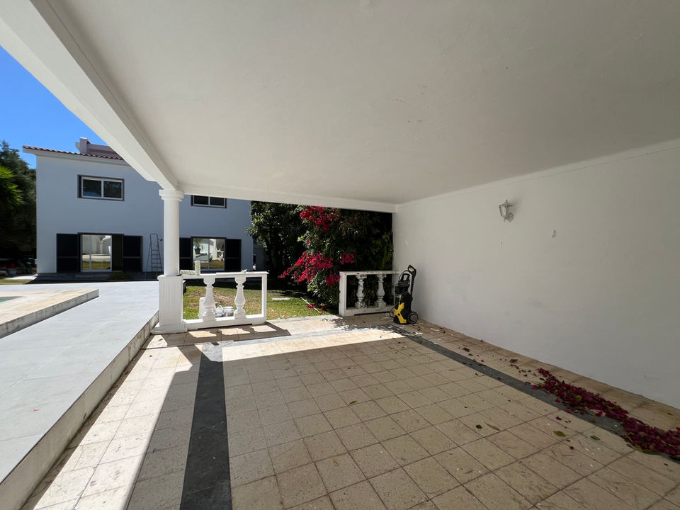 Unfurnished outdoor dining area in Birre, Cascais before staging. Home staging Portugal 
