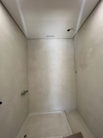 Unfurnished bathroom in a renovated property in Birre, Cascais before staging.