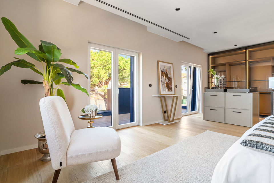 Luxurious bedroom with stylish furnishings and a walk-in closet, Home Staging Portugal