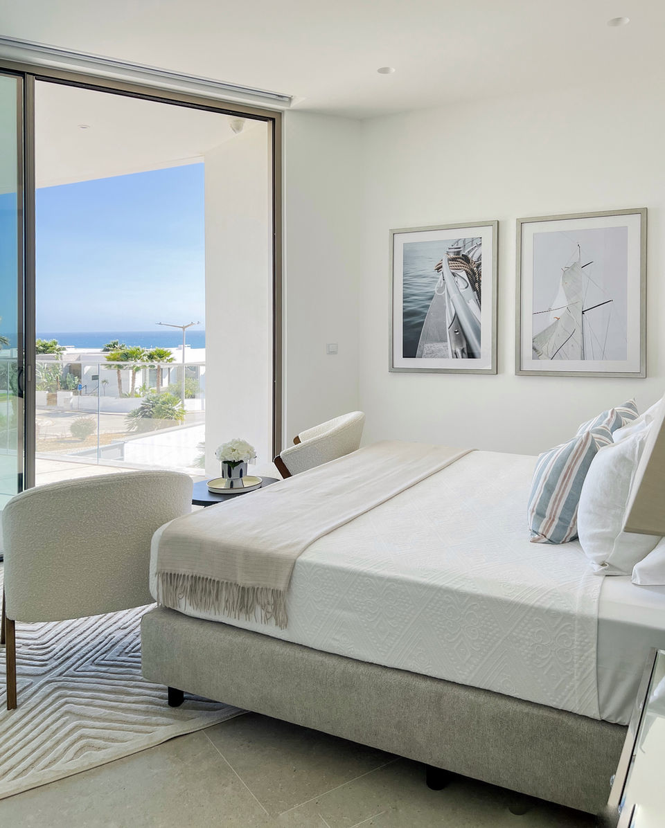 This staged bedroom in the Estoril villa features stylish, luxurious furnishings, including a plush bed and elegant decor that elevate the room’s sophistication. The walk-in closet is highlighted as a premium feature, enhancing the overall appeal of the space as a high-end retreat for potential buyers. Home Staging Portugal