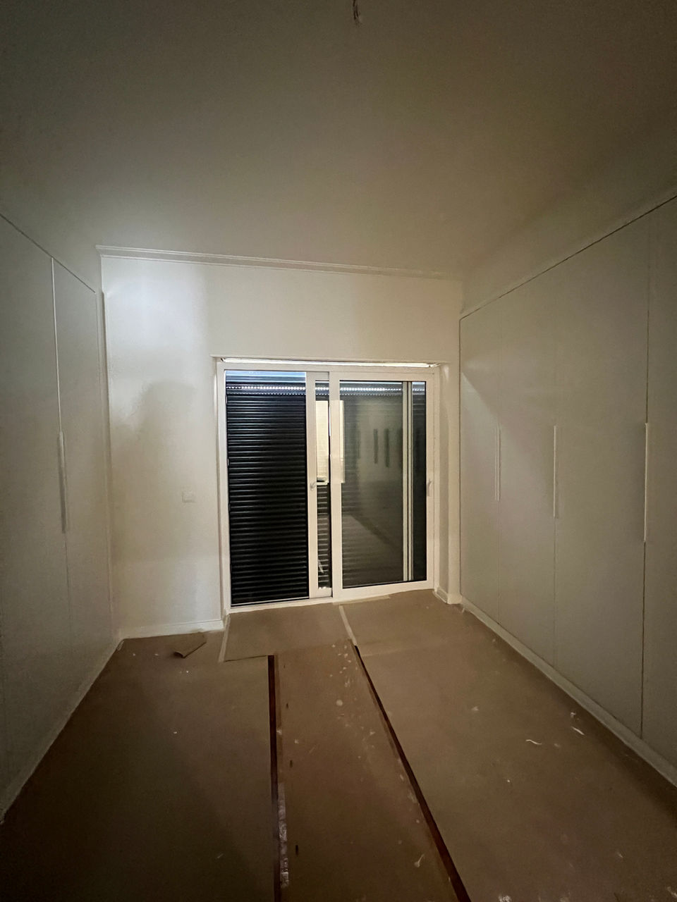 Unfurnished walk-in closet in Birre, Cascais before staging. Home Staging Portugal

