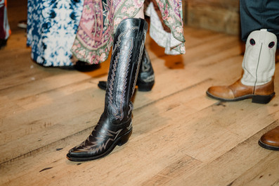 Planning a Bozeman wedding? Get fall inspo, pet-friendly tips, and the best venues in Bozeman, MT for the most joyful, unfiltered “I do."