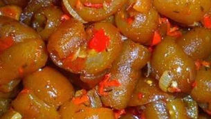 WOMAN BREAKS DOWN IN TEARS AS SHE REFUSES TO TASTE MEAT SHE SELLS - VIDEO