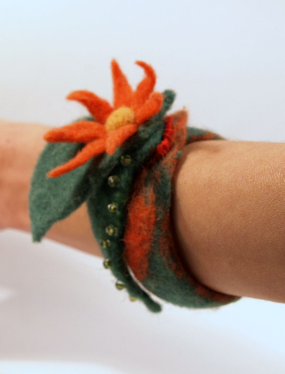 Thumbnail: Red flower bracelet