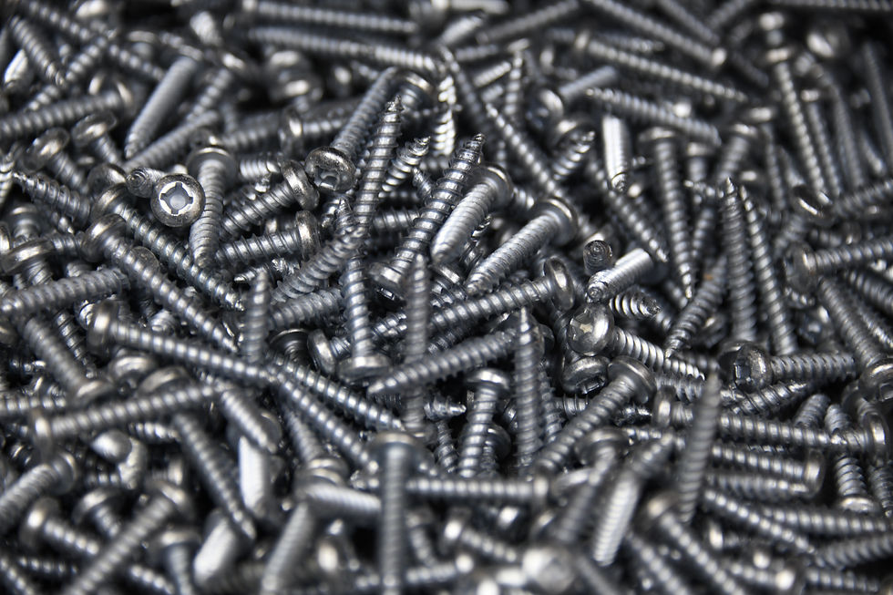 A pile of screws