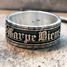 Anello inciso con scritta carpe diem
