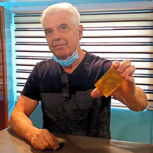 Un uomo mostra lingotti d'oro.