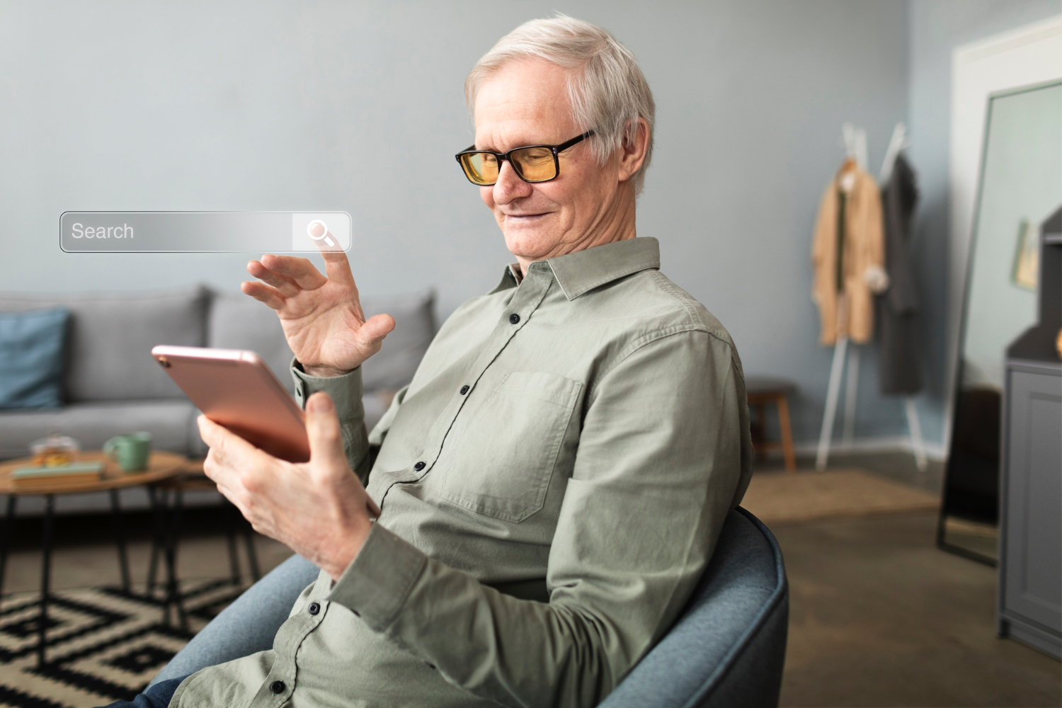 Starszy mężczyzna korzystający z wyszukiwarki na smartfonie