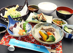 奄美で獲れた新鮮な魚介類や天ぷら、小鉢など島のお料理でおもてなし。
寿司屋で修行した大将が腕によりをかけて作る料理は、お刺身からオリジナルメニューまで幅  広く味わっていただけます。