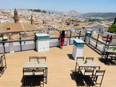 Le toit-terrasse face à la Peña de los Enamorados