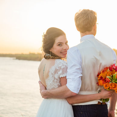 Pareja de novios al atardecer junto al océano pacífico, en Pedasí, provincia de Los Santos, Panamá. Fotografía por Ahmed Saturno
