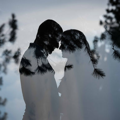 Sesión Preboda en bosque al crepúsculo en Altos del María, Panamá. Fotografía por Ahmed Saturno