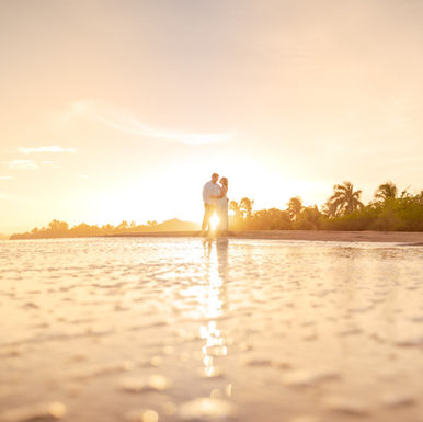 Sesión preboda en hora dorada junto al mar de Pedasí, Los Santos, Panamá. Fotografía por Ahmed Saturno