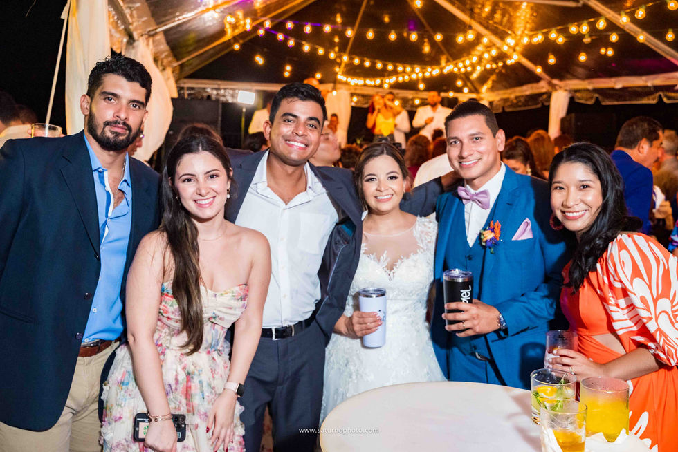 Novios posando junto a sus invitados durante la recepción de boda en Casa Lourdes, El Valle de Antón – fotografía por Ahmed Saturno