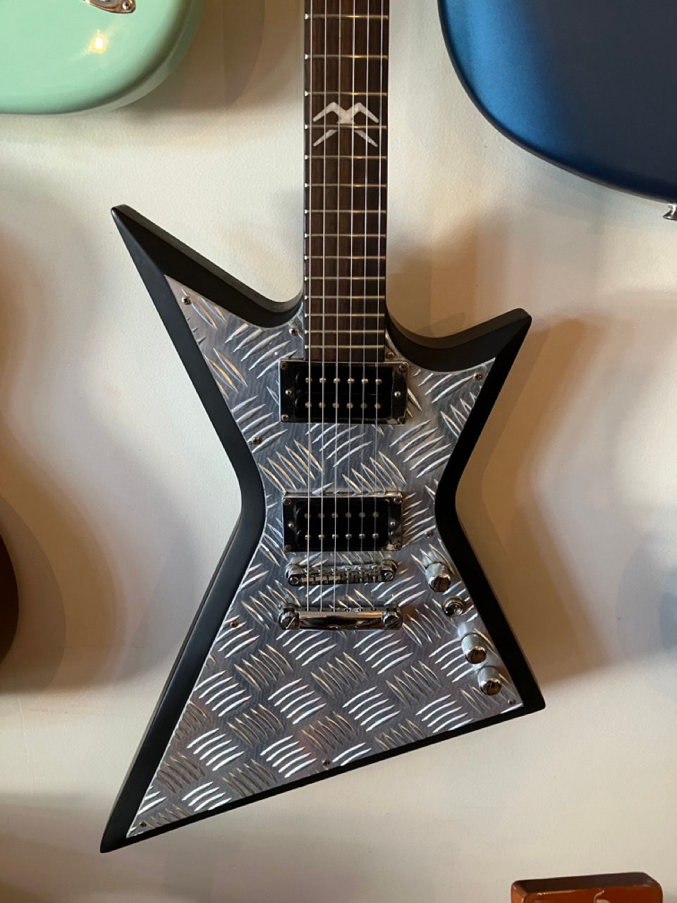 HURRICANE EVA エクスプローラーエレキギター HURRICANE EVA エクスプローラーエレキギター（Ibanezの“白い