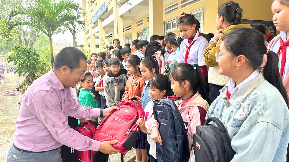 Our representatives presented gifts to the students.