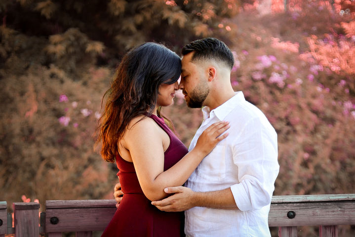 couple en séance photo préparation par le photographe de mariage ngr reflets a Moissac au bord du canal 