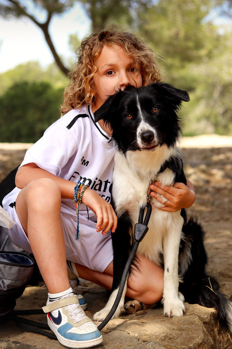 shooting enfant avec son chien sur gruissan par le photographe de mariage ngr rflets 
