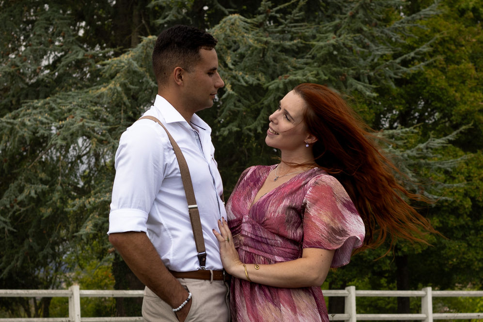 couple en séance photo préparation par le photographe de mariage ngr reflets 