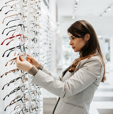 Mujer eligiendo sus gafas.jpeg