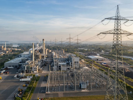 Industriegelände und Hochspannungsleitungen