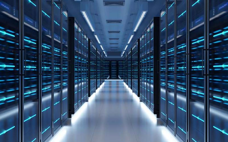 Ein langer Flur in einem Rechenzentrum