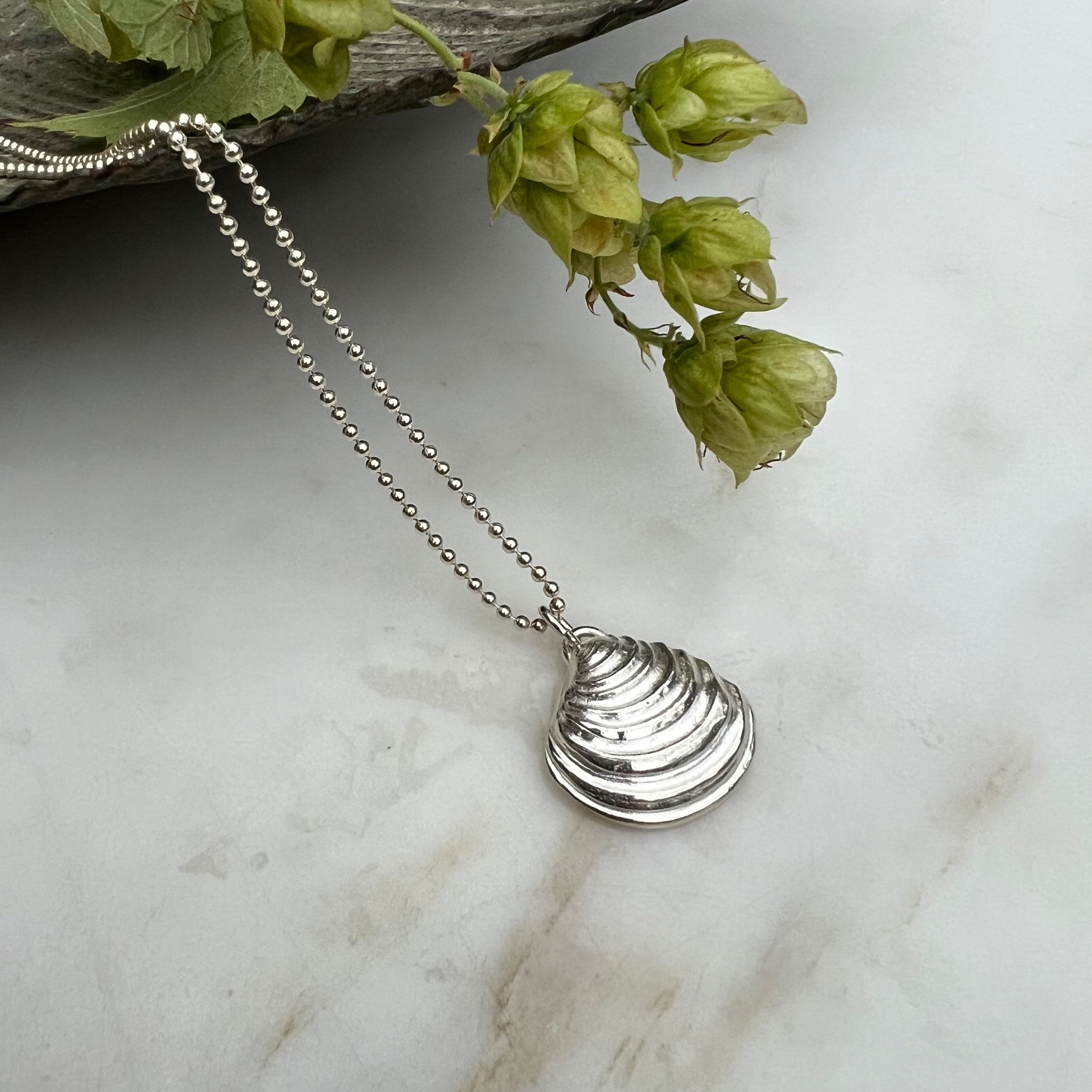 Skjellsmykke i sølv (II)