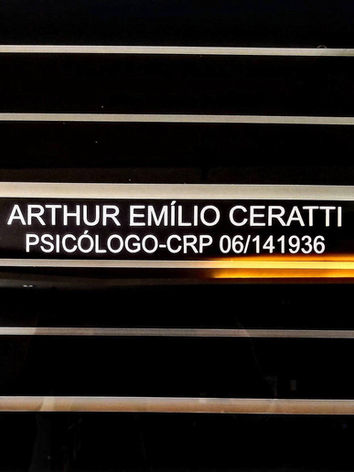 Placa na recepção do prédio, onde está escrito (Arthur Emilio Ceratti psicólogo CRP 06/141936) e informando que a sala do consultório é a 207