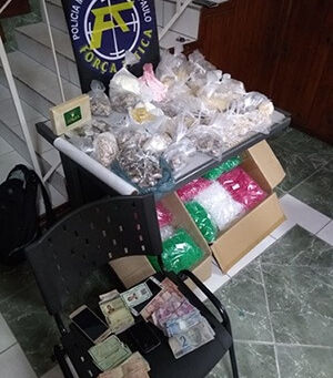 PM prende seis criminos e localiza uma grande refinaria de drogas em Franco da Rocha