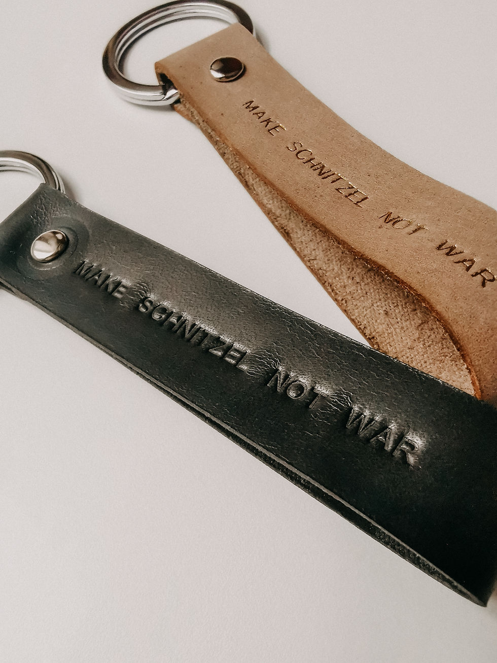 Miniaturbild: Make Schnitzel Not War Schlüsselanhänger aus Leder