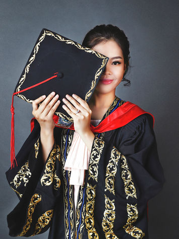 Professional vs Graduation Portraits: Choosing the Right Session