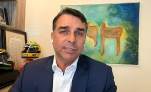 Flávio Bolsonaro não consegue registrar candidatura; político foi vítima de filiação falsa no sistema eleitoral