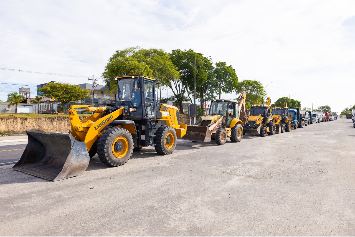 A prefeitura em janeiro colocou vários tratores e caminhões para recolherem o acúmulo de lixo nas ruas da cidade