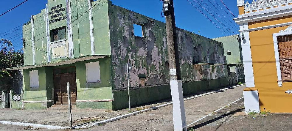 O cine teatro está em ruínas