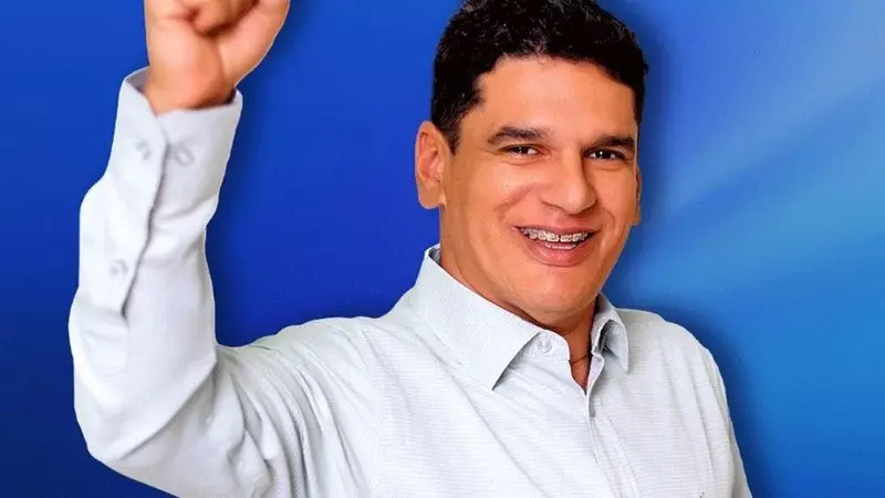 homem com mão erguida