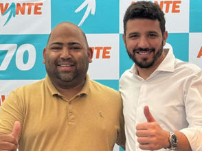 Virou cabo eleitoral: Por um fio de perder o mandato, Adriano embarcar outra vez com os Carletto