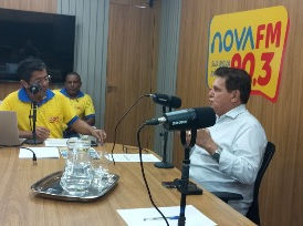 Dapé vai a rádio "família" ataca ex-prefeitos e defende mandato da sua mulher
