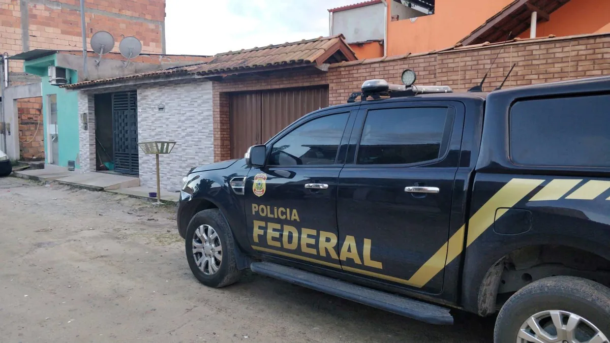 carro preto e rua com casas
