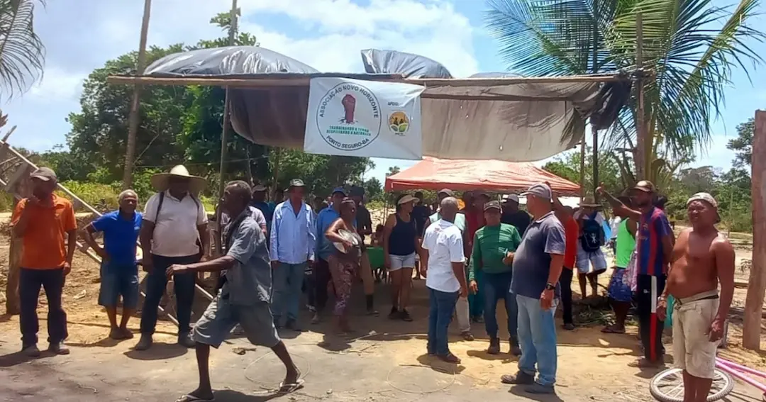 pessoas em região rural reunidas