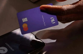 Clientes recorrem à Justiça após bloqueios de contas no Nubank sem aviso prévio