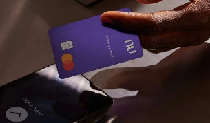 Clientes recorrem à Justiça após bloqueios de contas no Nubank sem aviso prévio