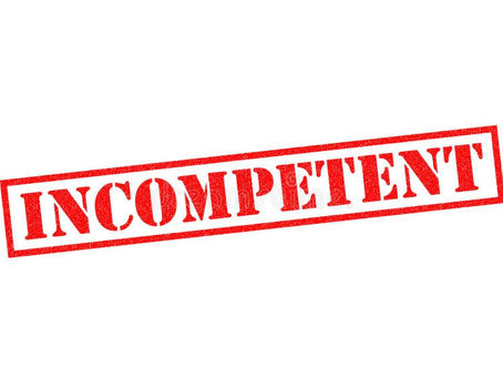 Os incompetentes emperram a máquina pública e geram dificuldades