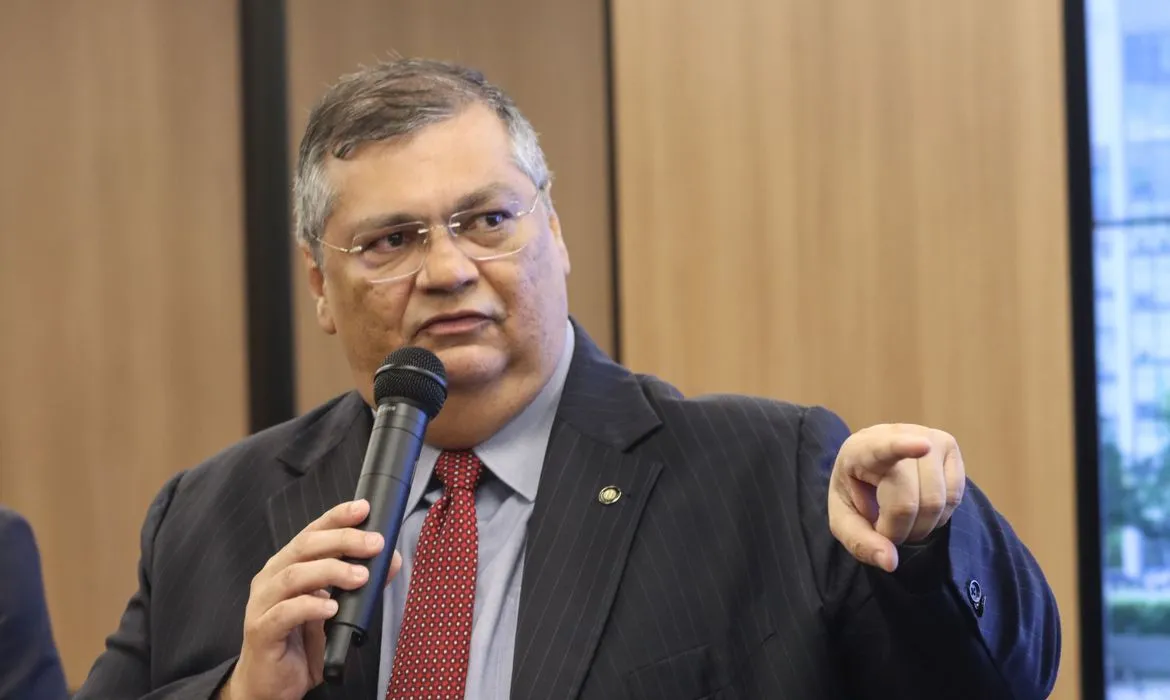 homem apontando com microfone